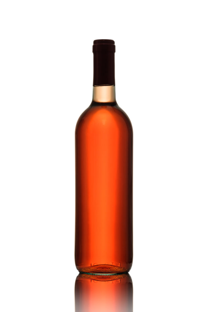 Flasche Rosewein im Gegenlicht