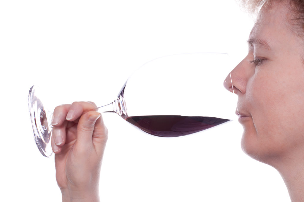 Frau geniesst ein Glas Rotwein
