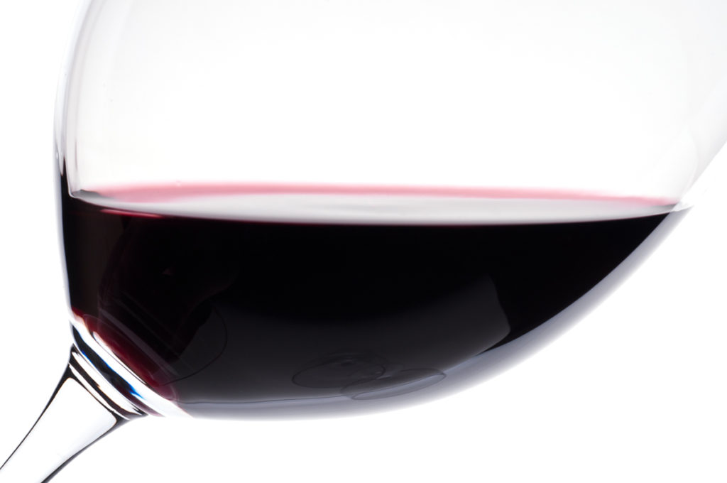 Nahaufnahme von Rotwein im Weinglas