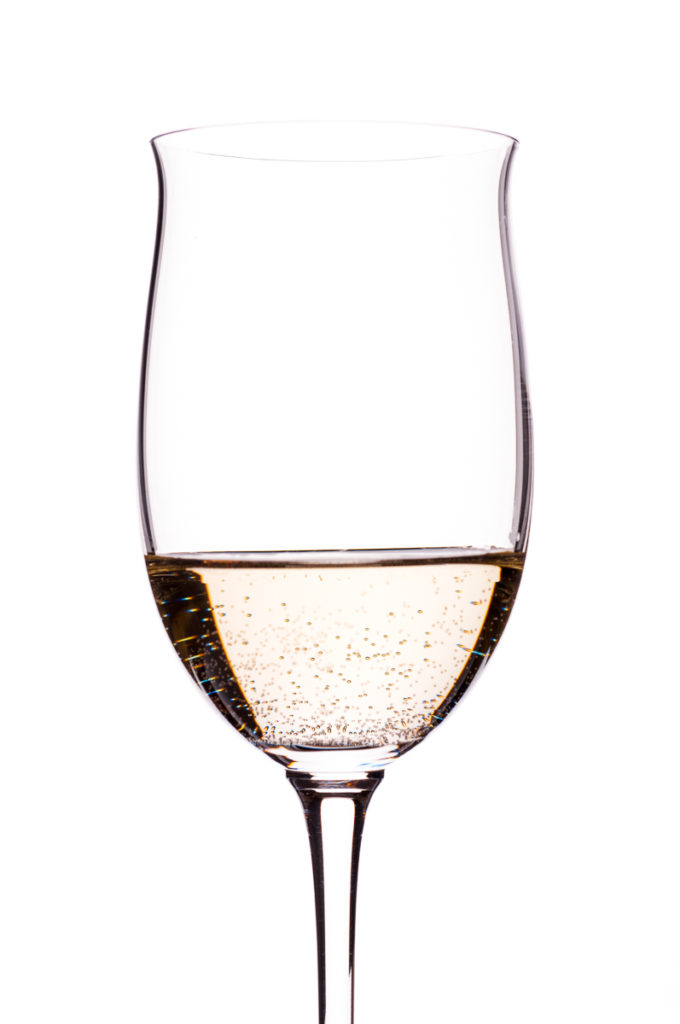 Weisswein mit Kohlensäure im Weinglas